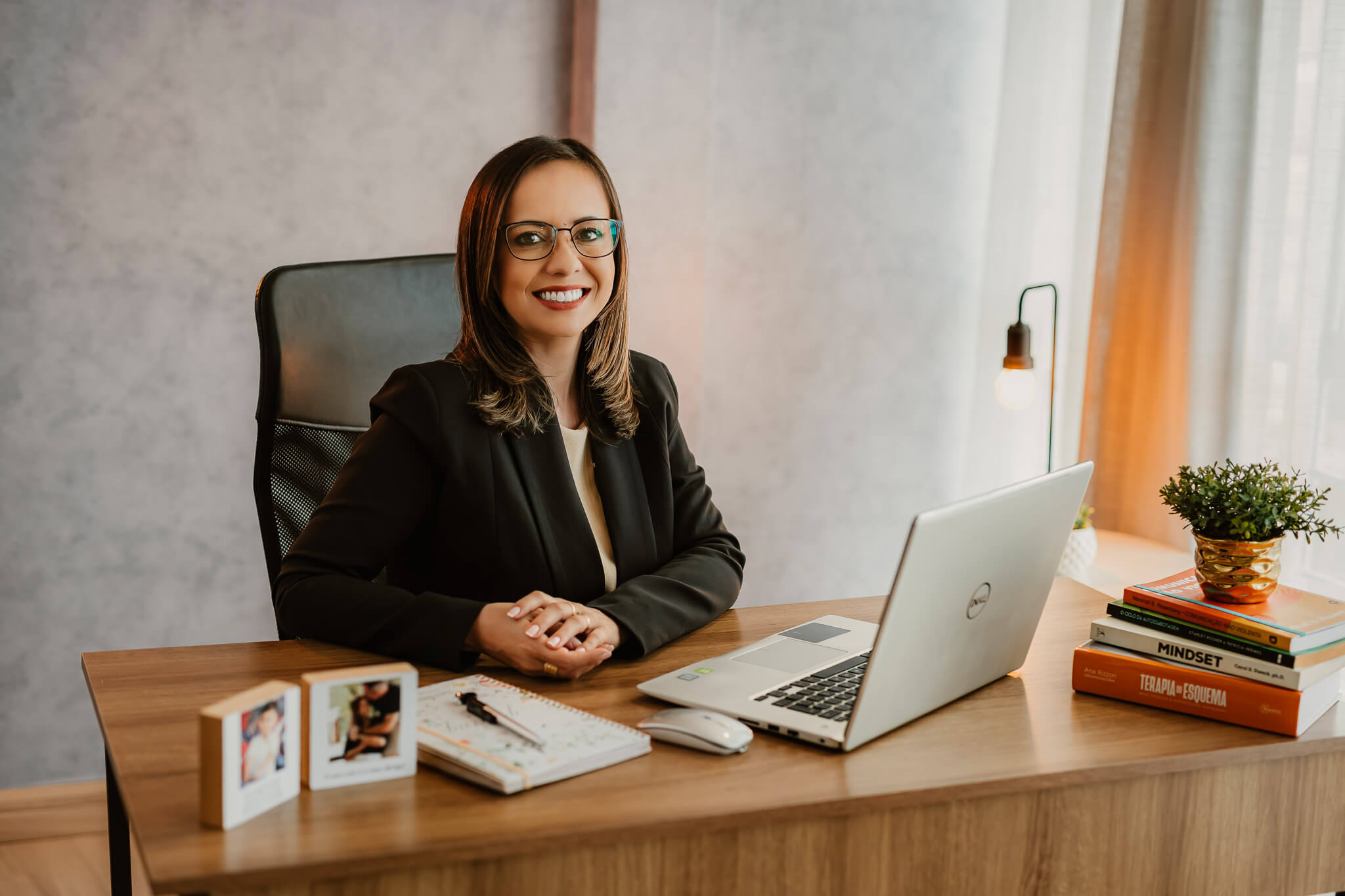 Sou a Fernanda, mas fique à vontade para me chamar de Fê ou Nanda. Sou Psicóloga, com especialização em Gestão de Pessoas e formações em Coaching, Análise de Perfil Comportamental e Terapeuta Cognitivo Comportamental.
Tenho mais de 15 anos de experiência na área de Recursos Humanos, atuando em projetos que visam aumento da performance e qualidade das equipes através do desenvolvimento de competências de liderança e programas voltados a Retenção e Desenvolvimento de Talentos.
Também tenho uma grande paixão pelo processo de terapia e coaching, que nos últimos 5 anos se efetivou com mais de 4 mil horas dedicadas aos atendimentos.
Como profissional eu sempre soube que minha missão era ajudar as pessoas a levar a vida de forma mais leve, por isso, estarei aqui para te ouvir e auxiliar a encontrar os caminhos para a felicidade, que com certeza estão aí dentro de você!
Fernanda Soares